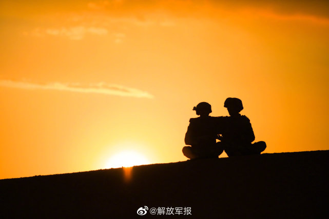 夕阳下士兵剪影