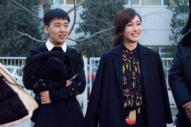 里对郭麒麟说:"你爸说我是天底下最好的女人,你们德云社都管我叫师娘