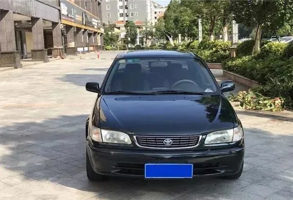 当你面对这辆2001年代号为ae111的corolla的时候,似乎花冠这个名字要