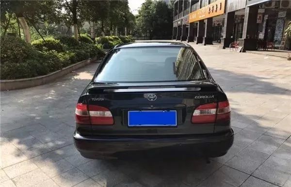 当你面对这辆2001年代号为ae111的corolla的时候,似乎花冠这个名字要