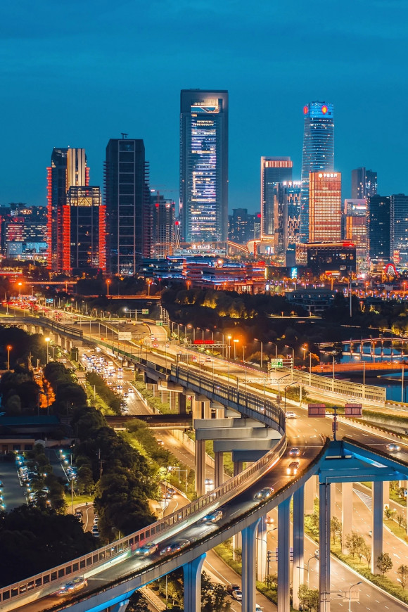 39%,在四大一线城市中位列第二,快于北京和深圳,gdp增量1602亿,位居