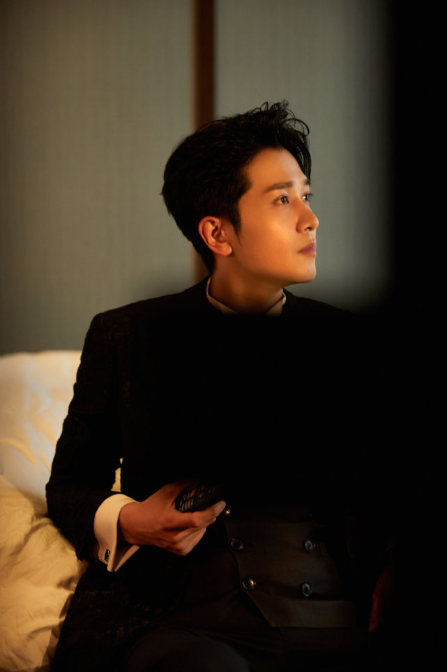 彭冠英黑色蕾丝礼服