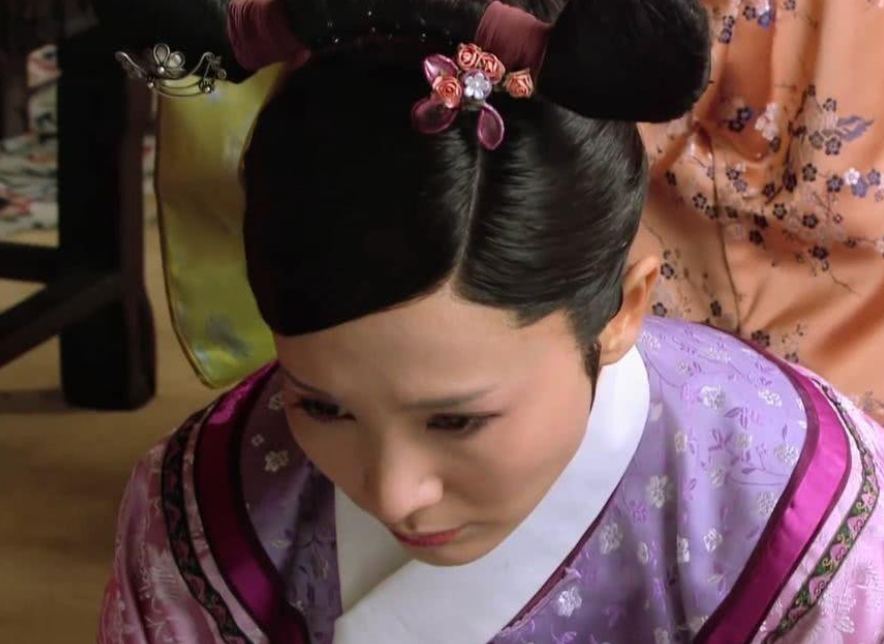 《甄嬛传》颂芝怎么有胆子打翻皇后赐给华妃的牡丹卷?