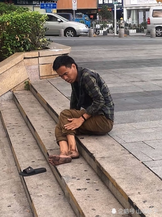 陈金陵 江西人,16岁那年他和叔叔一起去华强北拼搏.