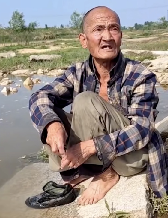 低保大爷火了我不想要钱我想要老婆还偏偏给我钱