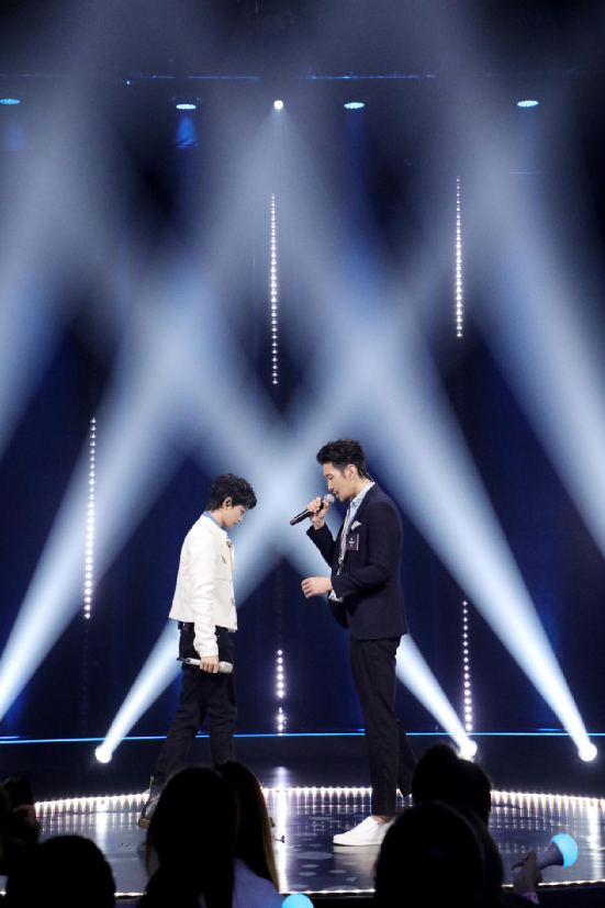 两个相差23岁男人的对唱竟然听出了留声机的韵味