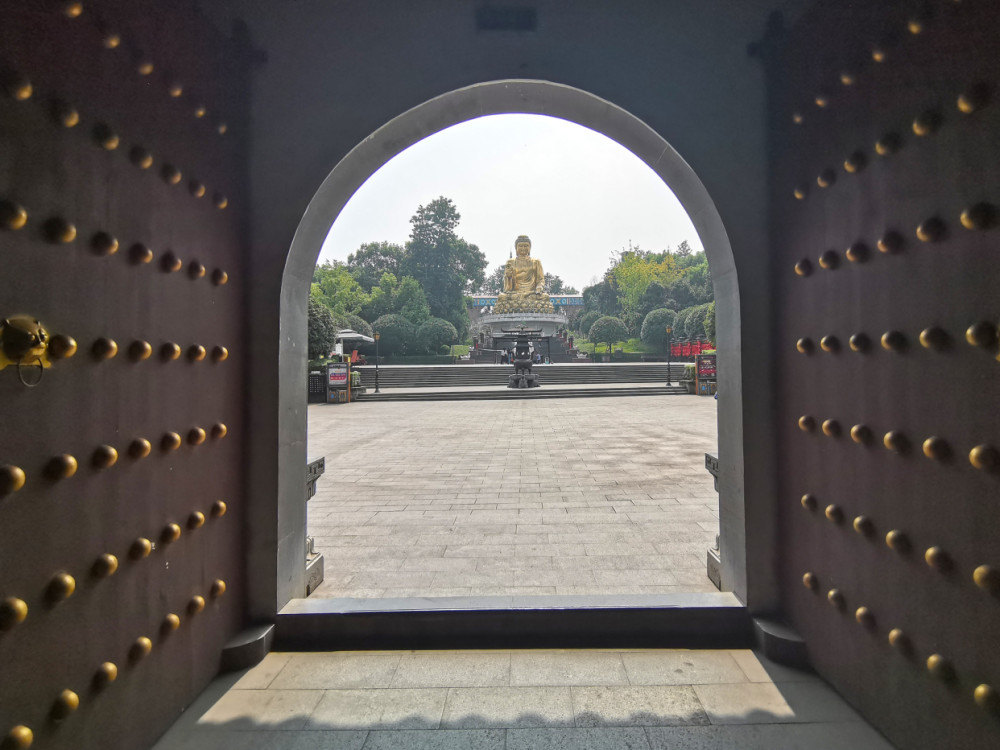 重庆高口碑免费寺庙:有20米高的金佛,素食在山城排第一