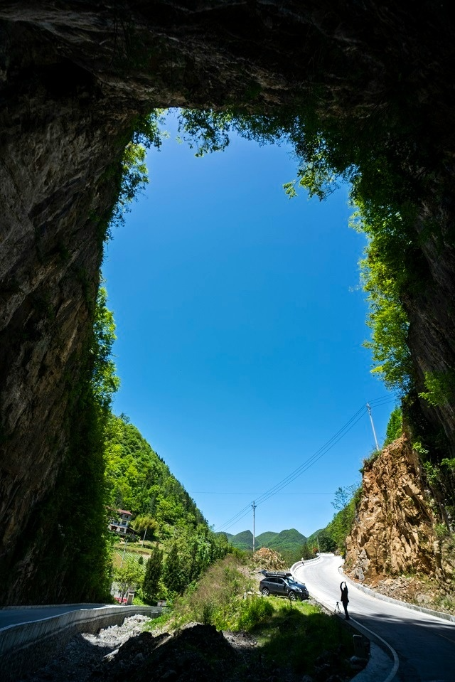 恩施惊现奇特"阴阳洞:一洞两出口,左边吹热风,右边吹冷风