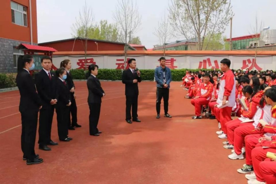 近日,安新县检察院干警一行六人来到雄安新区育人中学,开展了以"拒绝