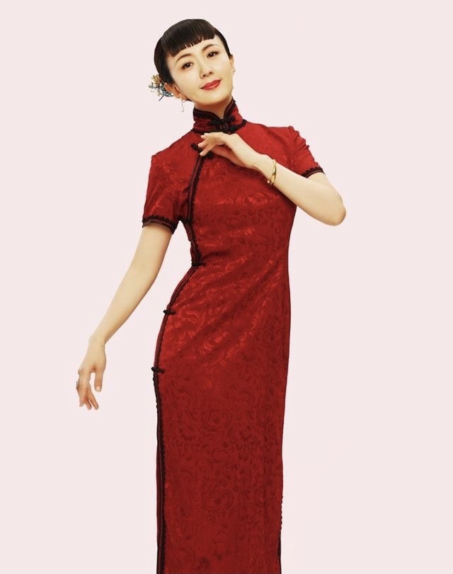 杨童舒真显年轻,烫海浪卷一脸温柔,就是配"素色旗袍"略显老气