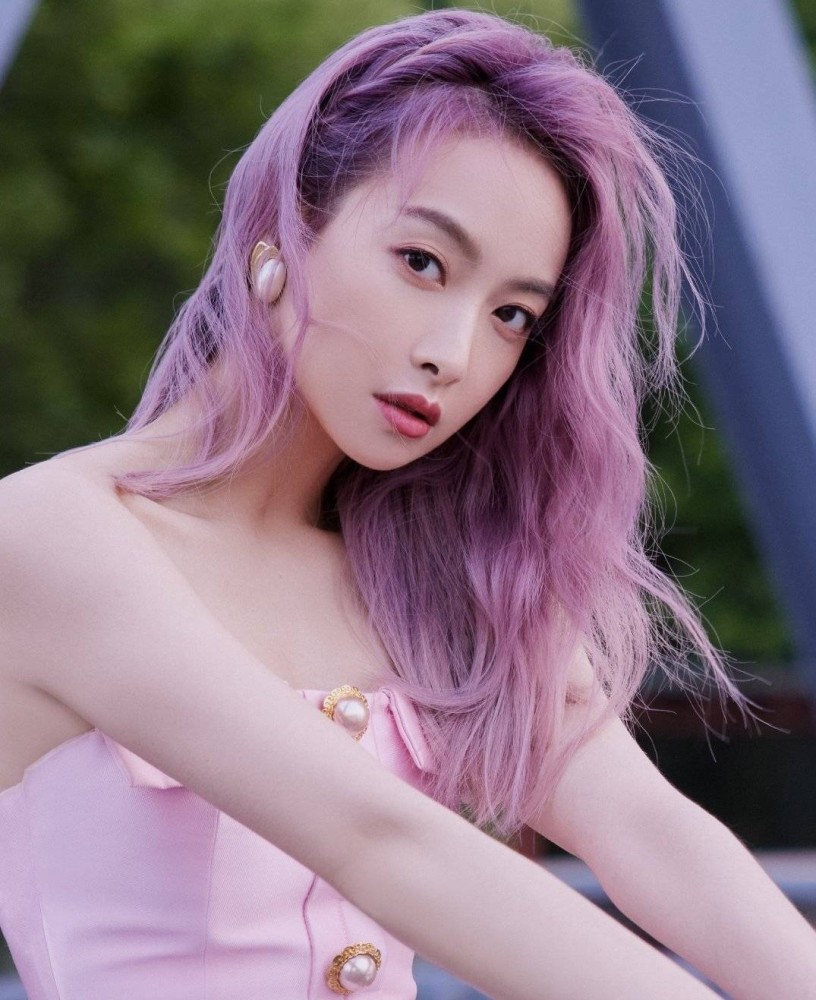 宋茜身穿幽雅夜蝶裙,是性感又不失优雅的美女子.