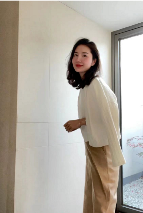 近期董花花的照片被指出撞脸郭晶晶,眼睛也看起来没有