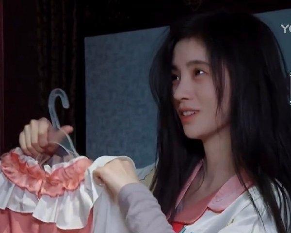鞠婧祎曾在某综艺里素颜出镜过,所以网友们也有幸目睹了鞠婧祎的素颜.