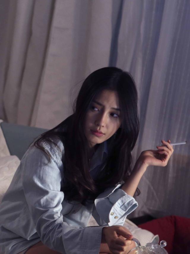 32岁杨颖三亚度假吸烟被拍禁烟大使黄晓明禁不了老婆的烟