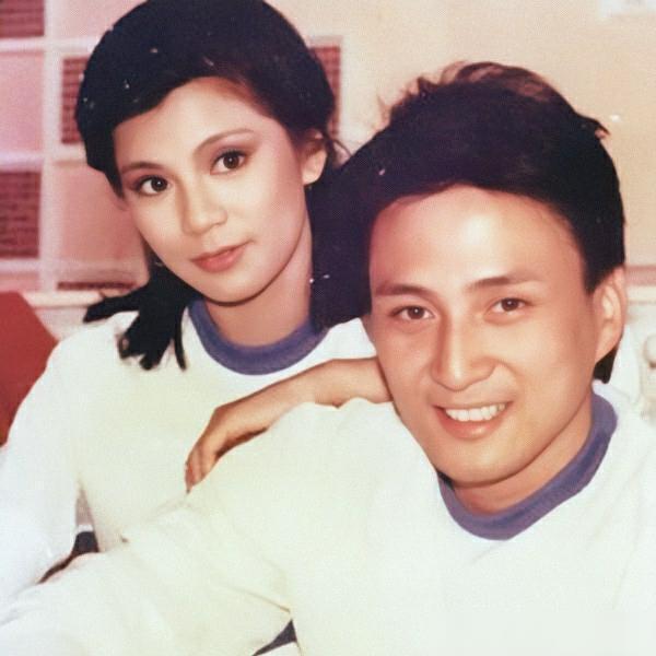 红颜薄命翁美玲自杀已有36年影迷重回墓地纪念布置雅洁温馨