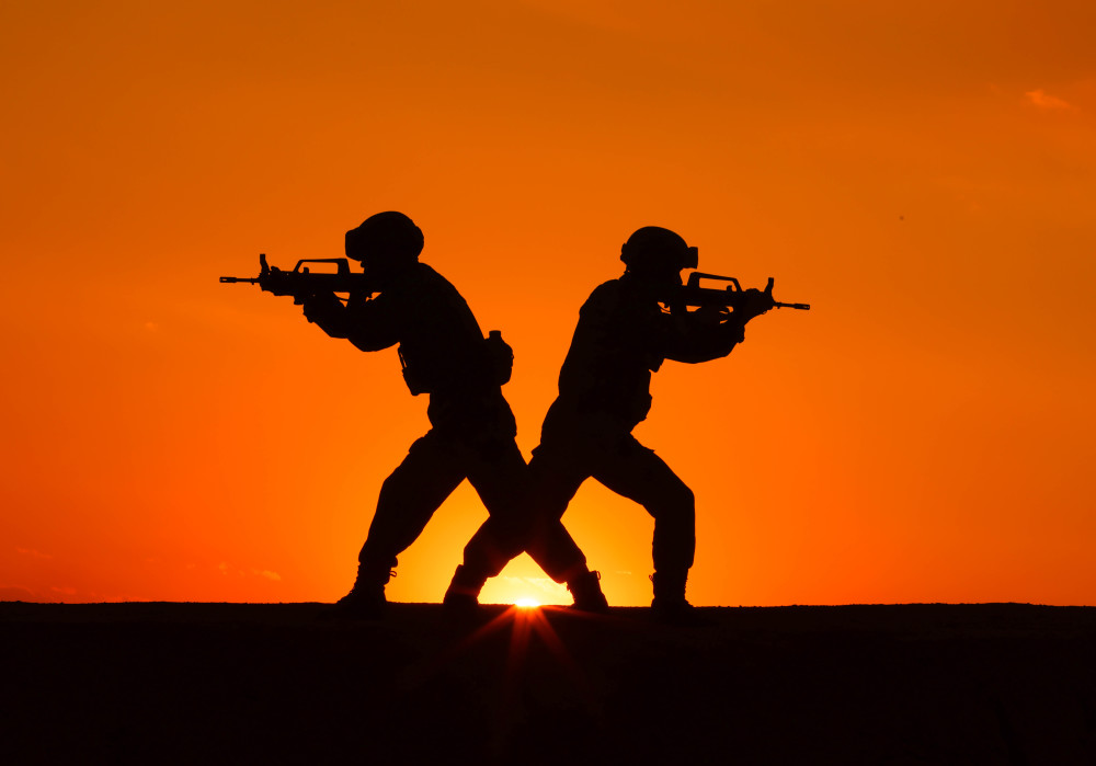 帅夕阳下士兵剪影