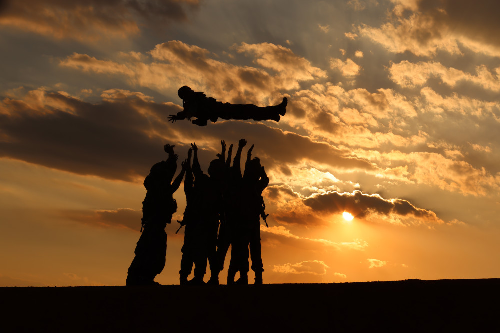 夕阳下士兵剪影_腾讯新闻