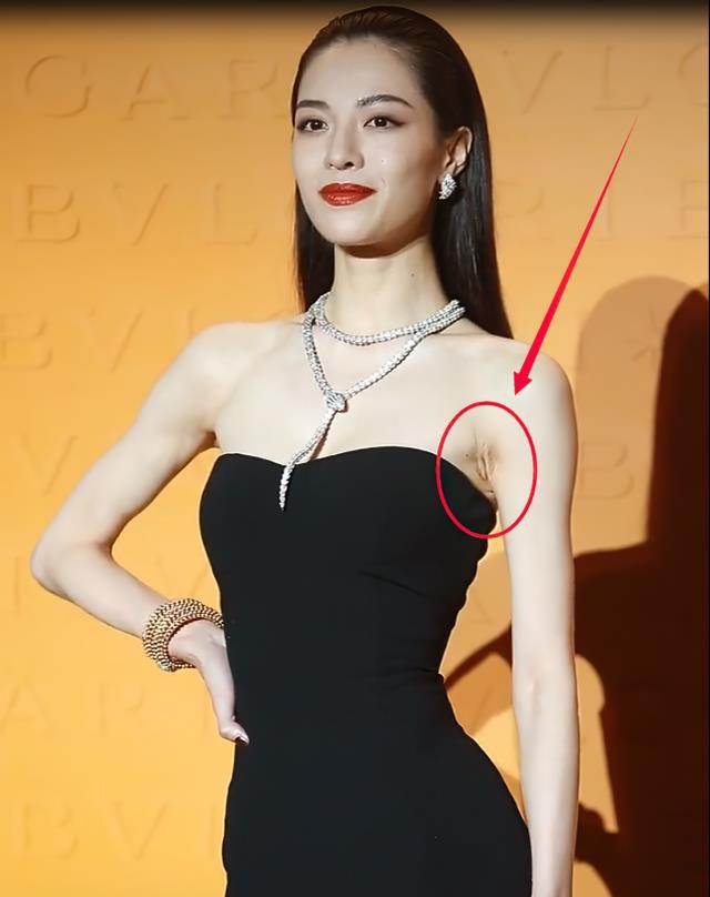 钟楚曦穿吊带全身擦粉,唯独忘记胳肢窝,看清颜色真不敢相信眼睛