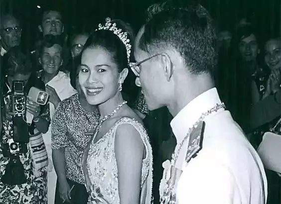 诗纳卡琳王妃35岁华裔护士逆袭成太后影响泰国三代国王