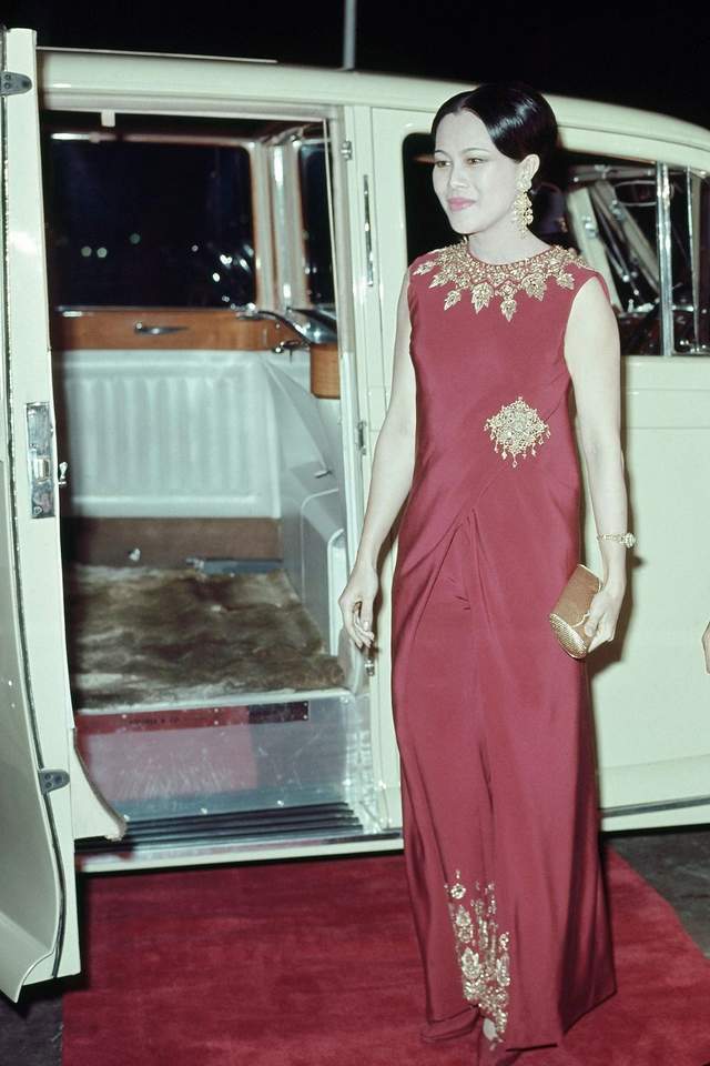 诗纳卡琳王妃35岁华裔护士逆袭成太后影响泰国三代国王