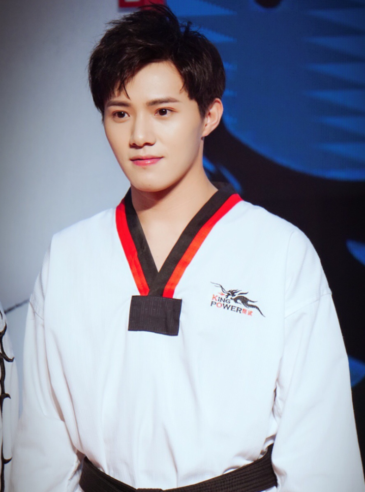 和很多艺人一起录过节目,16年他就参演了电视剧《旋风少女2》出道,这