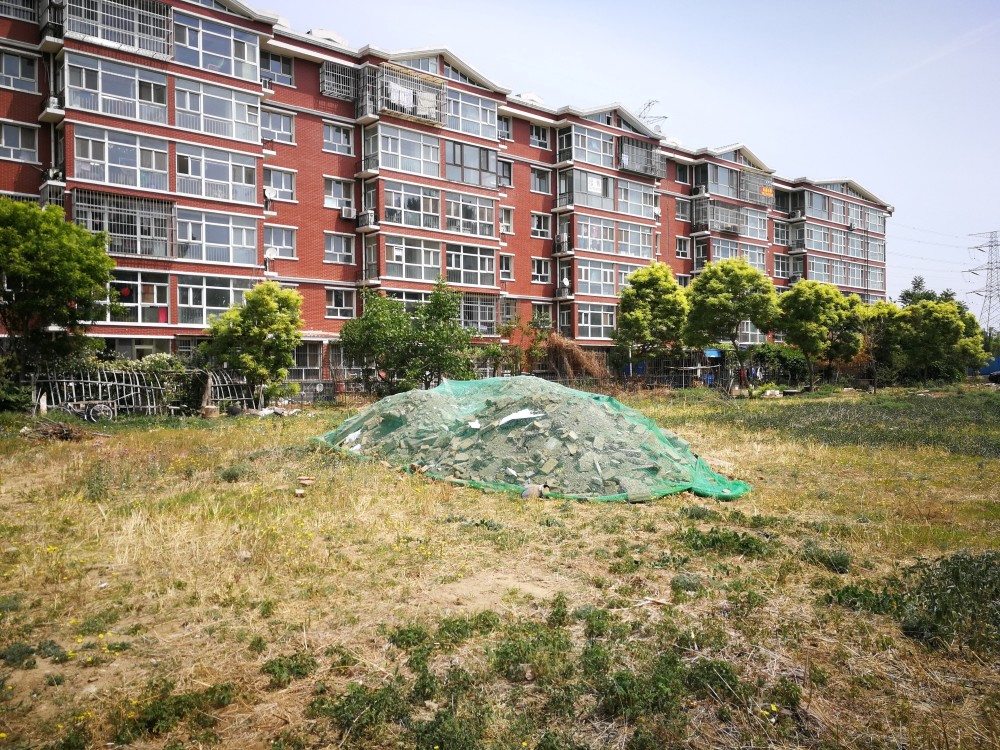 明明没人装修,小区绿地却常现大量建筑垃圾,实在诡异!