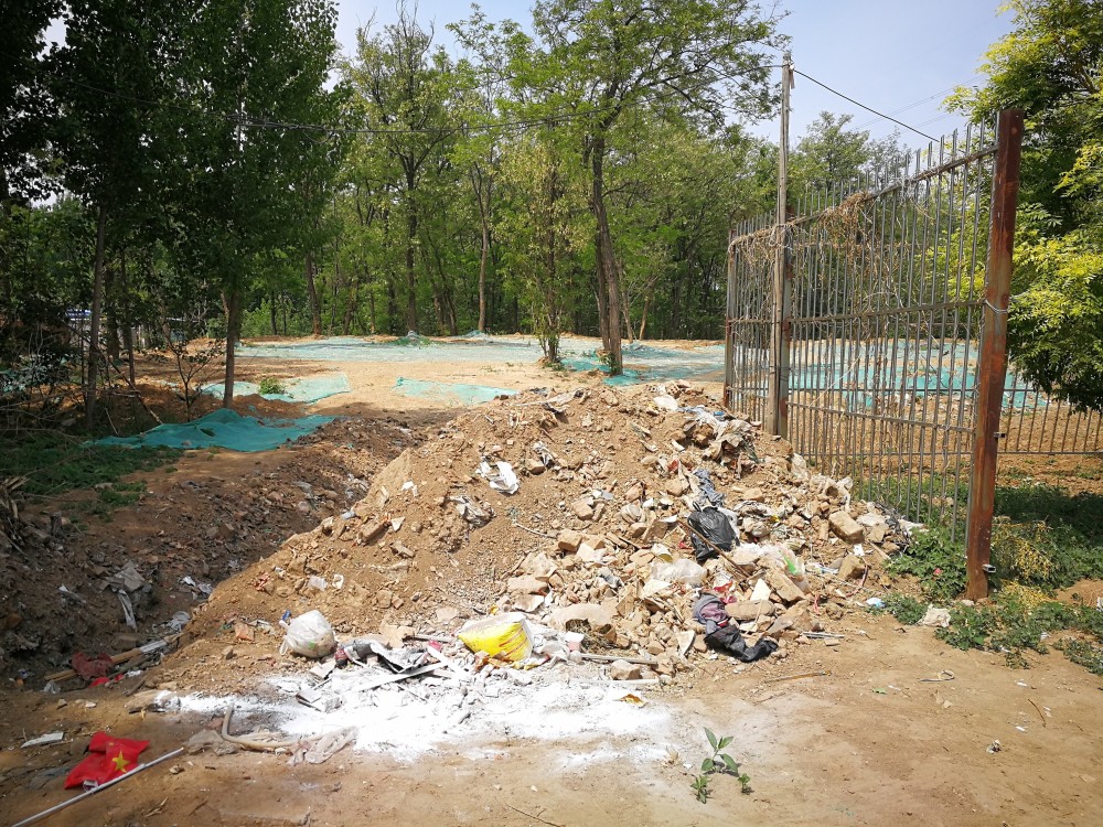 明明没人装修,小区绿地却常现大量建筑垃圾,实在诡异!