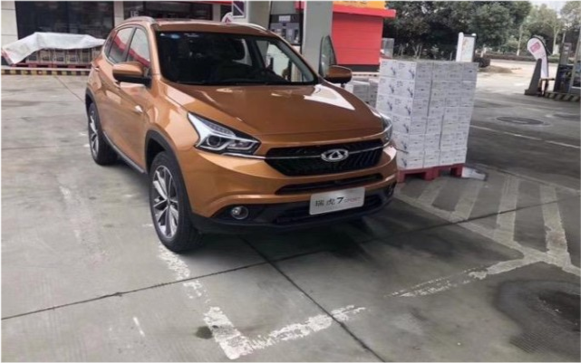 偶遇17款瑞虎7库存车,工作人员:外观帅炸内饰丑爆,按半价处理|奇瑞