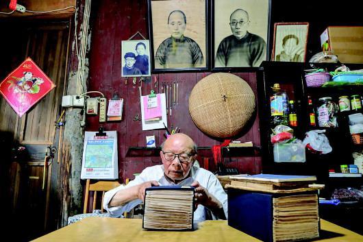 苏州:96岁"网红"书叟守望122岁"文学山房"