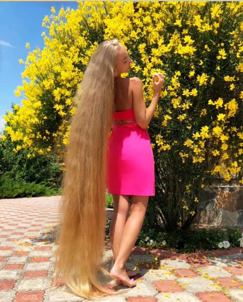 乌克兰的长发公主留发30年金发近2米颇受男性喜爱