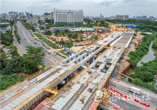 湛江大道瑞云南路大桥钢箱梁合龙