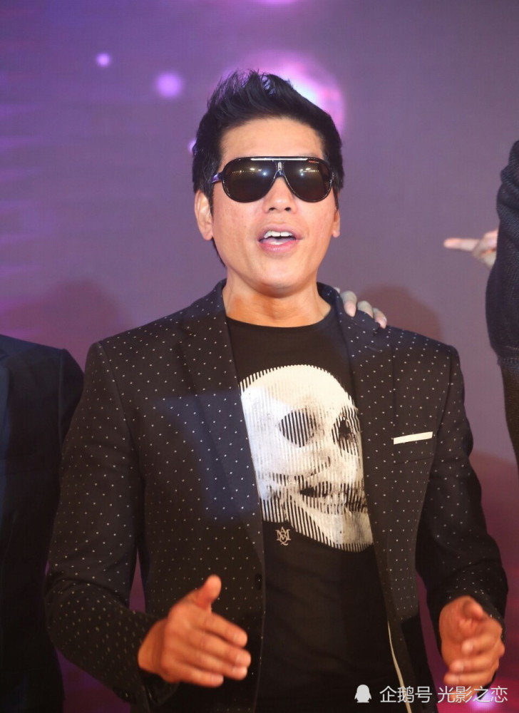 别看电影里张耀扬一副飞扬跋扈,霸气嚣张的模样,其实这些都是角色所需