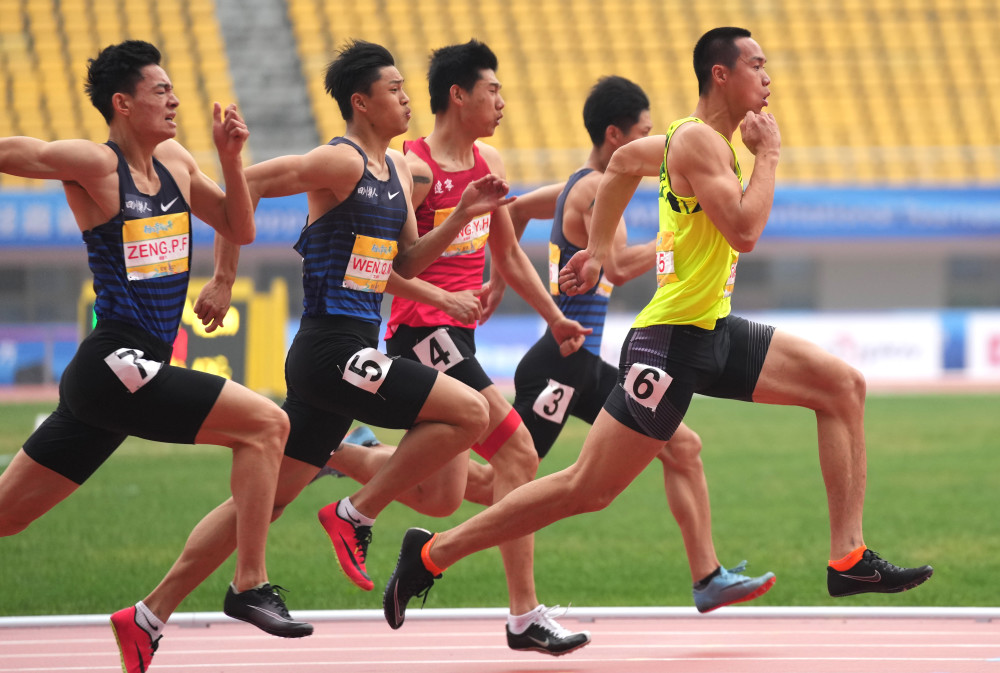 5月14日,成都体院选手陈业森(右一)在男子十项全能100米比赛中.