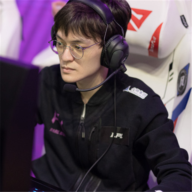 当然,那一场比赛最出彩的还是iboy和fofo这两人,他