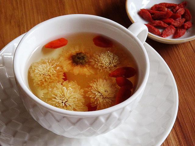 枸杞菊花茶虽养生,但是也要注意这几点,别因喝错而伤身_腾讯新闻