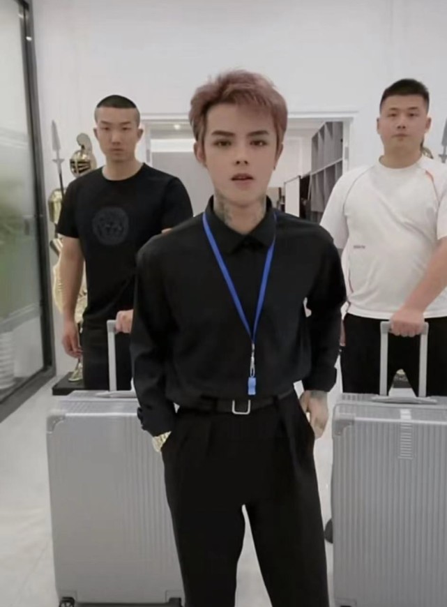 殷世航化身白马王子暴露真实身高骑在矮脚马上腿与马腿一样高自信与