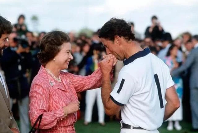 【庆幸的是英国王室只是吻手礼】第二次谈到中国是在5月27日,此时已经