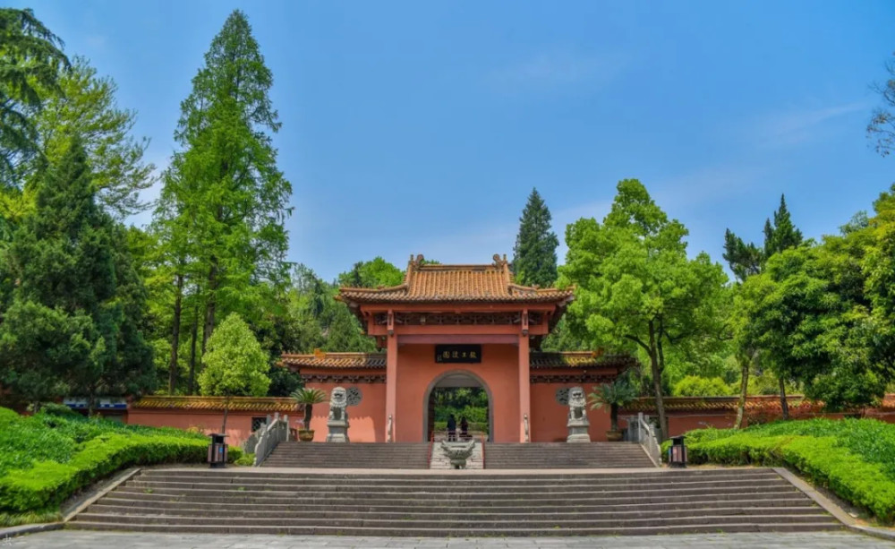 康陵(钱元瓘夫人马王后墓葬)早年盗洞但据现场勘探,"有盗洞一个,直达