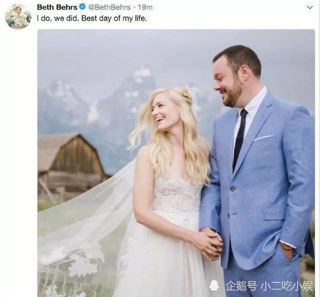 《破产姐妹》max饰演者订婚,长发男友高大又帅气_腾讯新闻