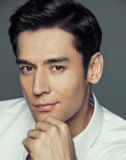 朱利安姜出道多年,因为混血血统,他的颜值在韩国娱乐圈极具辨识度.