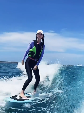 杨颖冲浪摔了15次肉做的baby摔出的冲浪