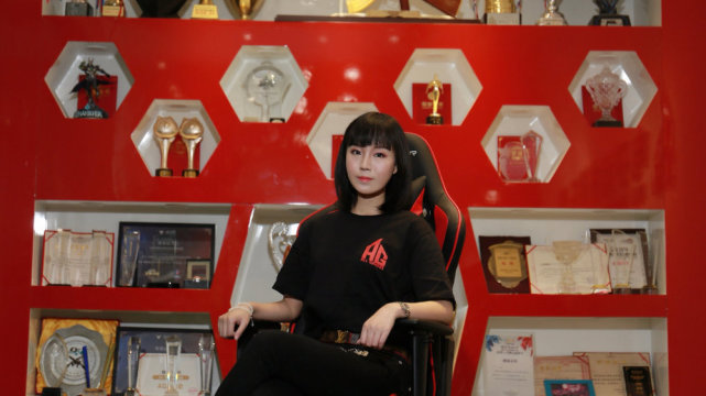 在2008年菲菲第一次在成都观看穿越火线百城联赛的时候,创建电竞