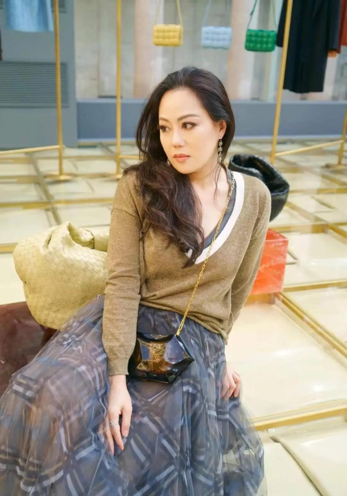 章小蕙"丰腴"过头,白衬衫搭黑色包臀裙,"水桶腰"不忍直视_腾讯新闻