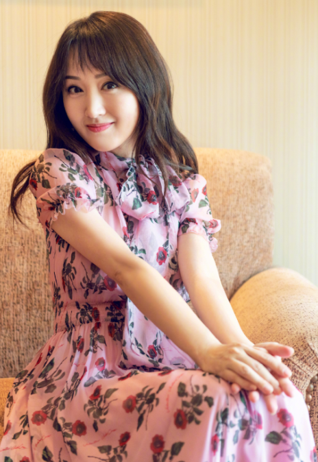 杨钰莹迎来五十岁生日,穿紧身裙大秀好身材,完全不见老态