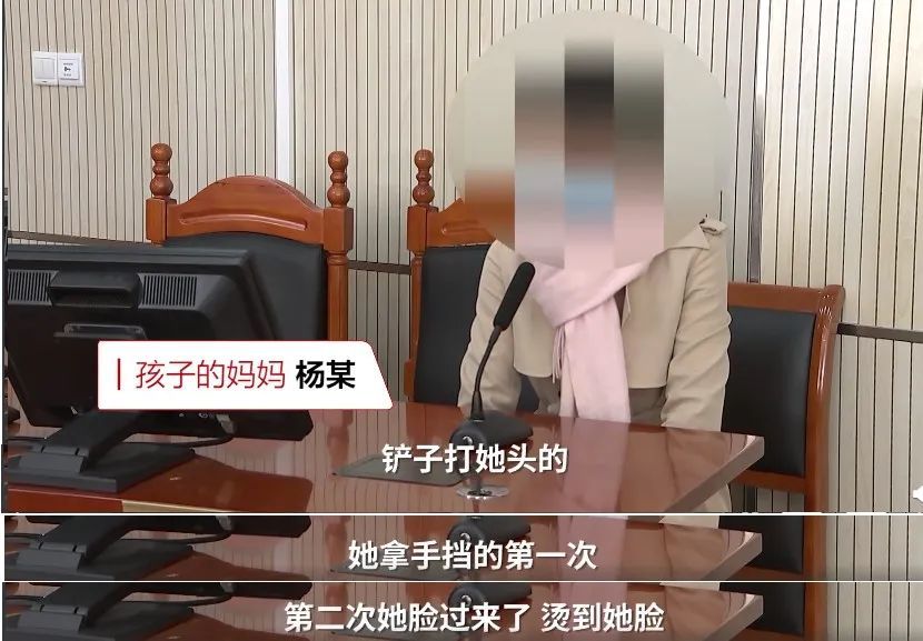 女孩偷零食被抓,妈妈扇耳光"不要你了",老板娘却看不下去了