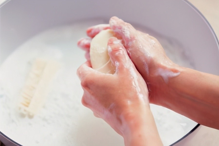 用肥皂洗手手很干 为什么 腾讯新闻