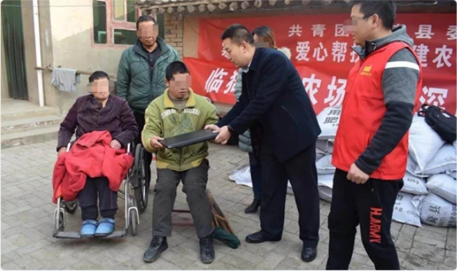 2006年,临猗县一位农民已经还清了贷款,郝万吉依旧派4名执行干警来到