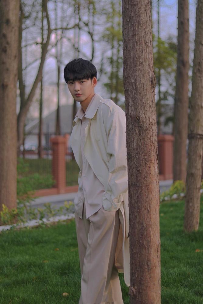 李浩菲,付伟伦恋情曝光,街头拥吻毫不避讳,网友直呼:"好甜"