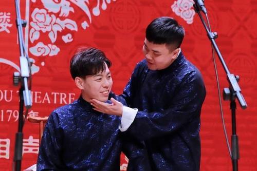 德云社于子淇登台两周年,将来拜师郭德纲还是高峰,网友议论纷纷