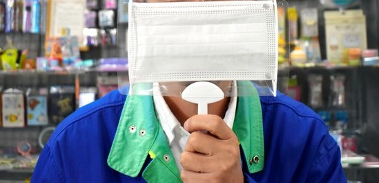 据央视财经报道,近期,日本推出了一款可以降温的 "口罩风扇",带上之后